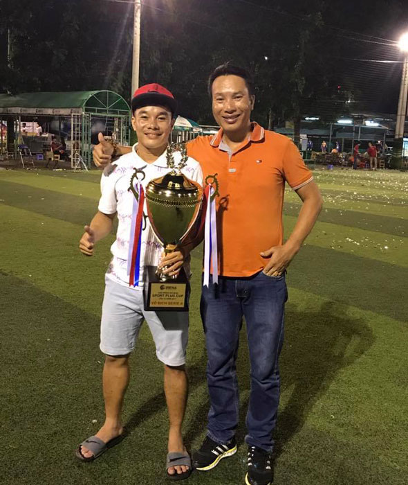 Bầu Thừa (áo cam) của Đinh Gia