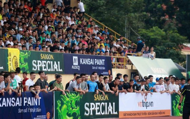 Khán giả ken chặt sân chỉ để thưởng thức giải phủi. Hơn nữa, họ còn muốn chứng kiến màn trình diễn của Vua phủi Sài thành Capdervilar