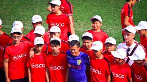 Thành Lương dạy bóng đá trường học cũ
